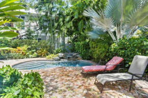 Emmas Secret by AvantStay Heart of Old Town w Shared Pool Month Long Stays Only